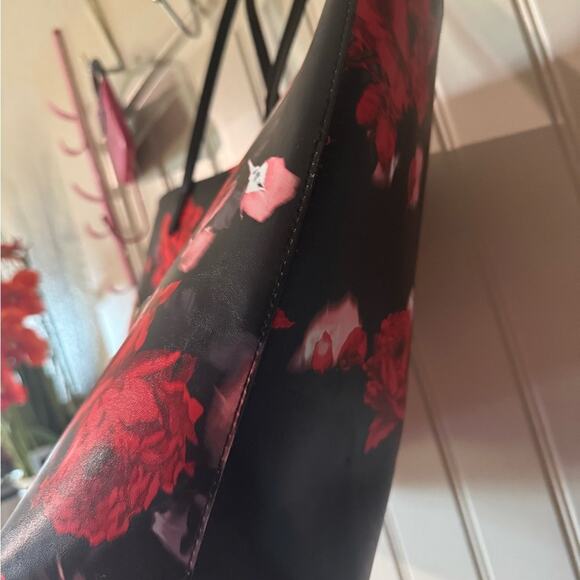 VICTORIA’S SECRET 🌹Black & Red Rose Floral Tote - Picture 8 of 12